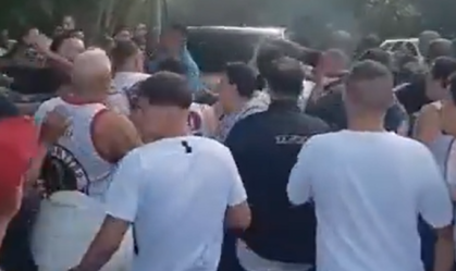 Torcida do Fluminense protesta em frente do CT do clube, no Rio
