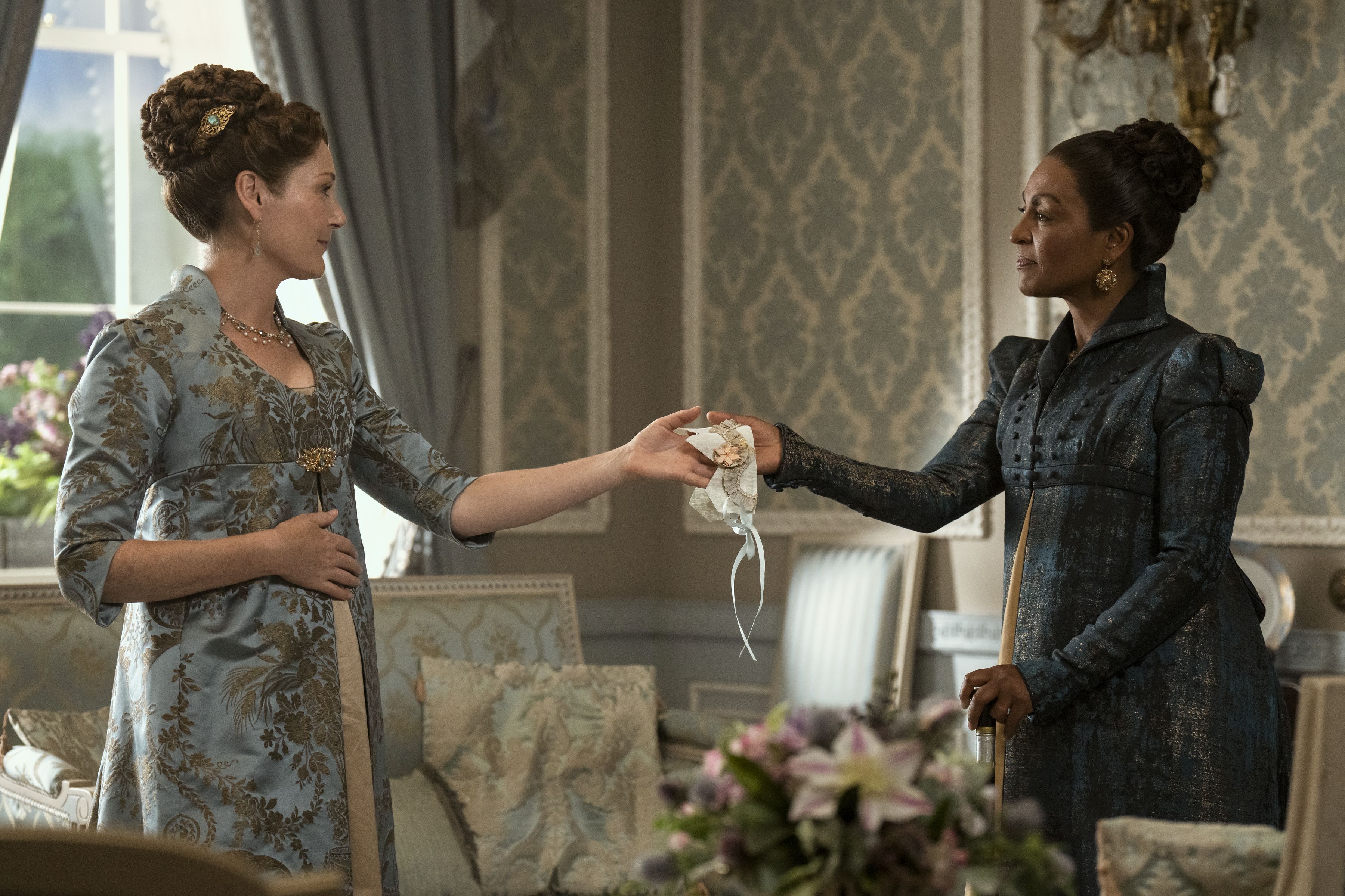 Violet descobriu sobre o envolvimento entre Lady Danbury e seu pai por conta de uma coroa de papel em "Rainha Charlotte" / NICK WALL/NETFLIX