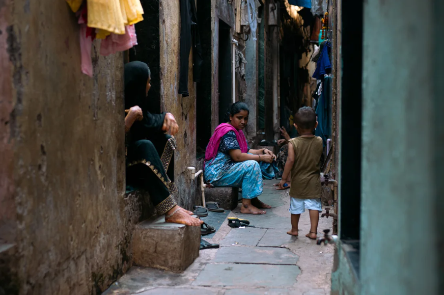 Reshma Prasant Bobde, 42 anos, sentada em frente à sua casa em Dharavi, no dia 14 de abril / Noemi Cassanelli/CNN