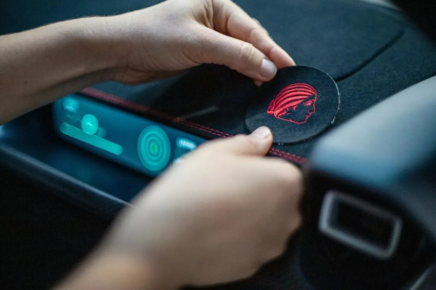Bordado com a imagem da escultura de Solinjanka é um dos detalhes da customização / Divulgação/Rimac
