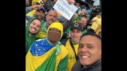 Robinho e amigos durante manifestação que pedia intervenção federal