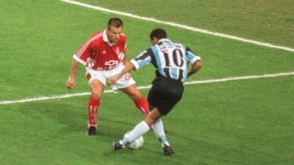 Ronaldinho Gaúcho dribla Dunga durante final do Campeonato Gaúcho de 1999