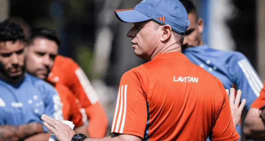 Fernando Seabra, técni Fernando Seabra ganha reforços e faz balanço em ‘novo elenco’ do Cruzeiro