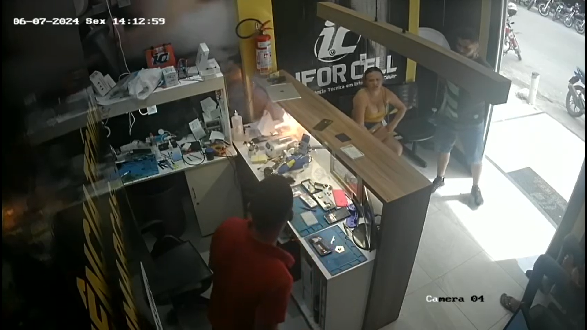 Momento em que a bateria de um celular pega fogo em loja no Ceará