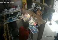 Vídeo: Bateria de celular pega fogo durante atendimento em loja no Ceará; veja