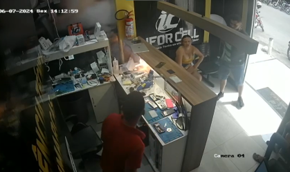 Vídeo: Bateria de celular pega fogo durante atendimento em loja no Ceará; veja