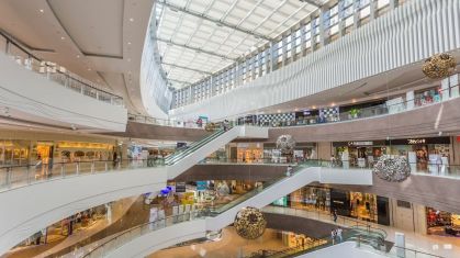 Vista interior de um shopping center