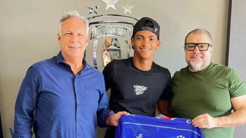 Sobrinho de Hulk assina com o São Caetano