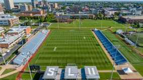 O palco de treinamento da cidade será o campo do St Louis University.