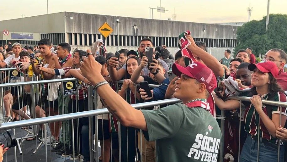 Thiago Silva é recebido com festa da torcida do Fluminense