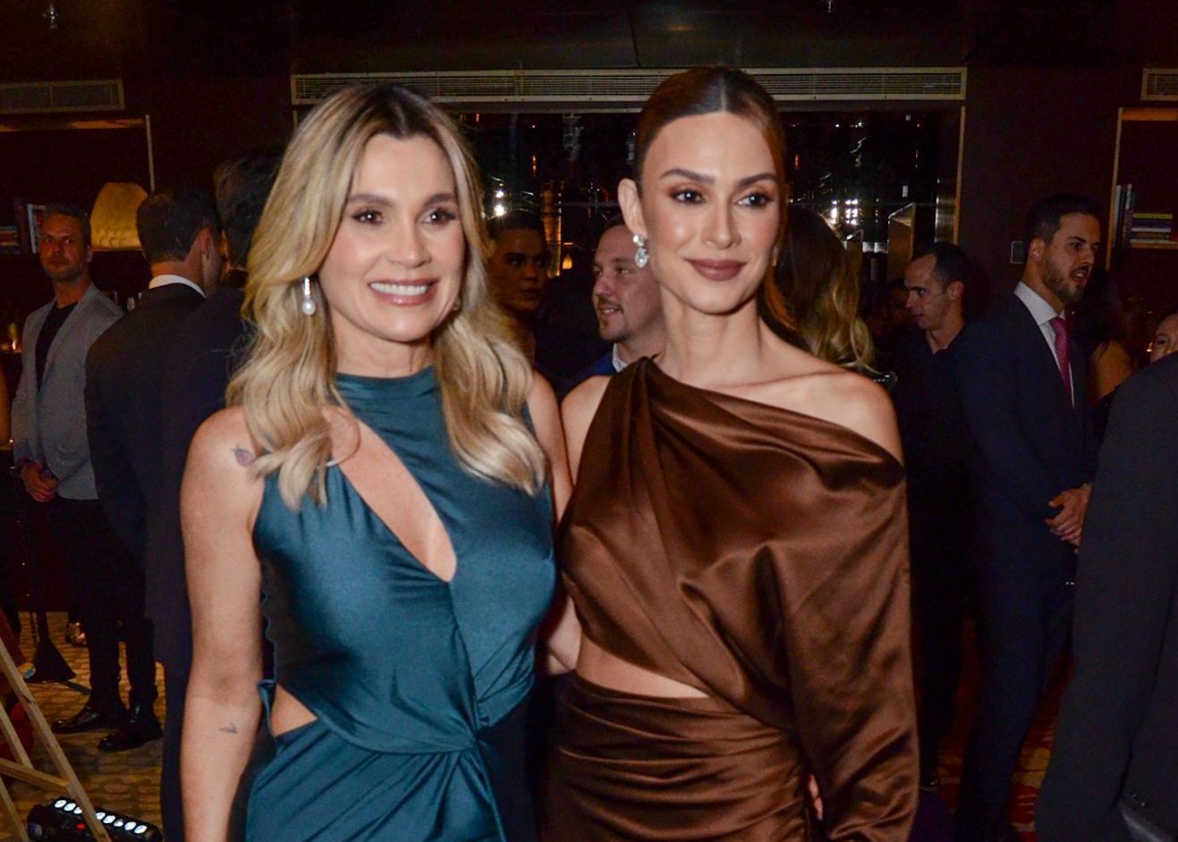 Flávia Alessandra e Thaila Ayala em leilão beneficente em São Paulo
