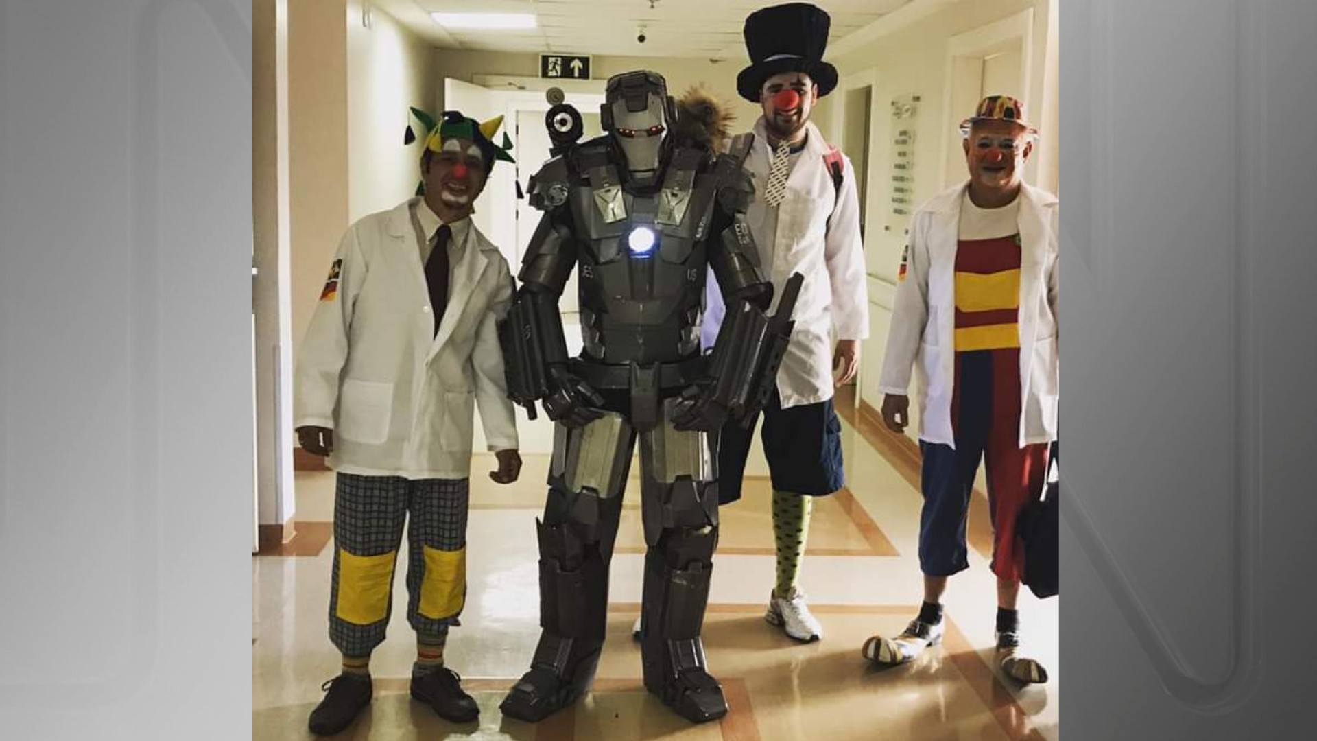 Thales caracterizado como Homem de Ferro e os Doutores da Alegria durante visita a hospital / Arquivo Pessoal