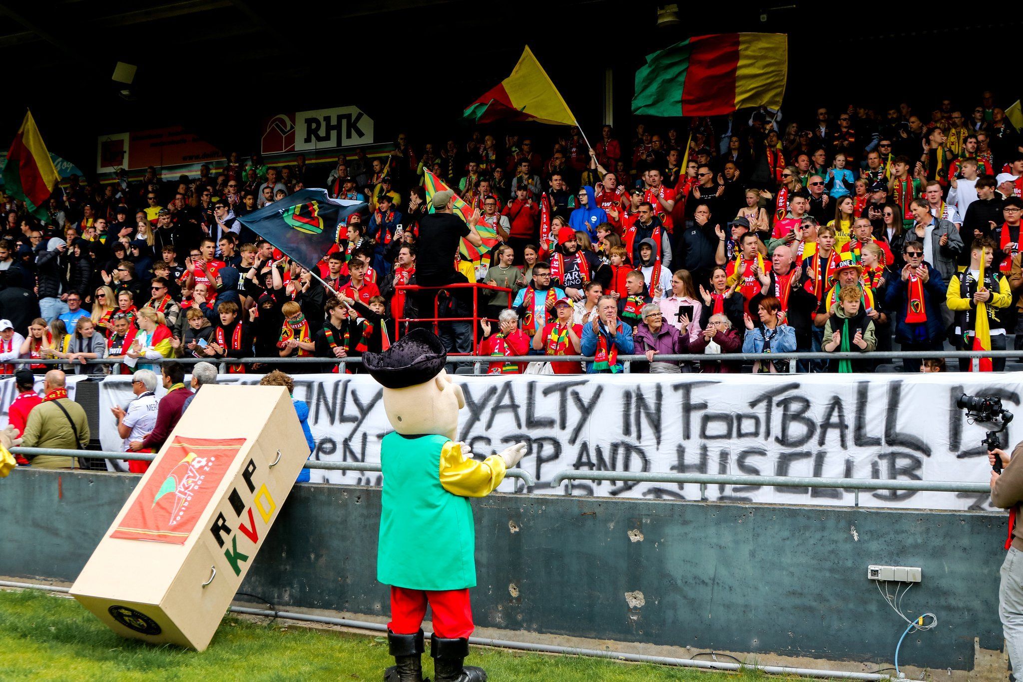 Time belga faz funeral no estádio após falência do clube / Reprodução/Twitter