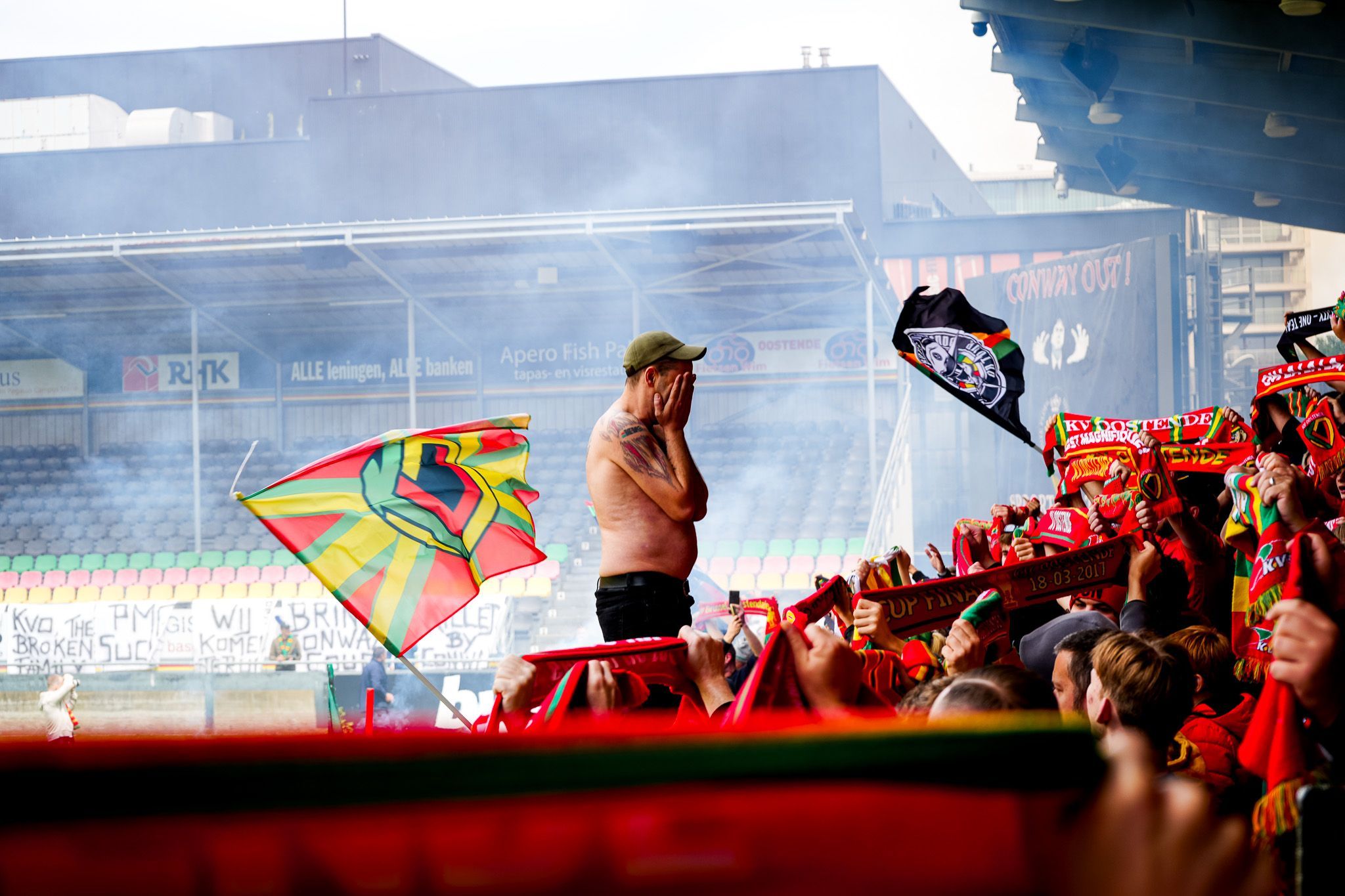Torcedor do KV Oostende chora durante funeral realizado no estádio do clube após falência / Reprodução/Twitter