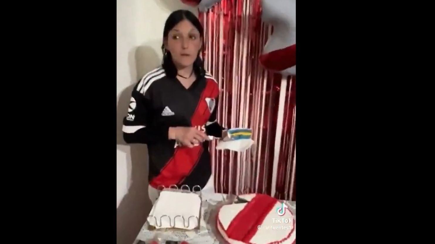 Torcedora do River Plate ganha bolo com as cores do Boca Juniors e reação viraliza nas redes