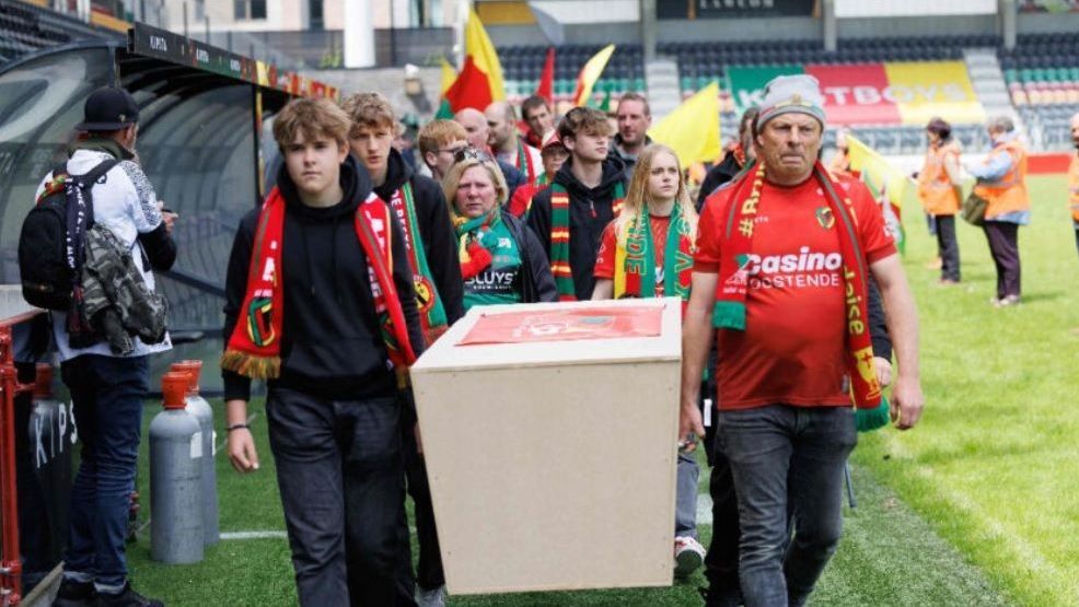 Torcedores do KV Oostende carregam caixão do clube após anúncio de falência