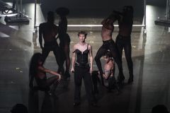 Troye Sivan em show de abertura da turnê &quot;Something To Give Each Other&quot;, no World Tour Coliseu dos Recreios, em Lisboa (Portugal), no dia 29 de maio de 2024