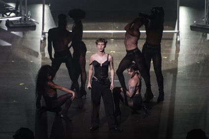 Troye Sivan em show de abertura da turnê &quot;Something To Give Each Other&quot;, no World Tour Coliseu dos Recreios, em Lisboa (Portugal), no dia 29 de maio de 2024