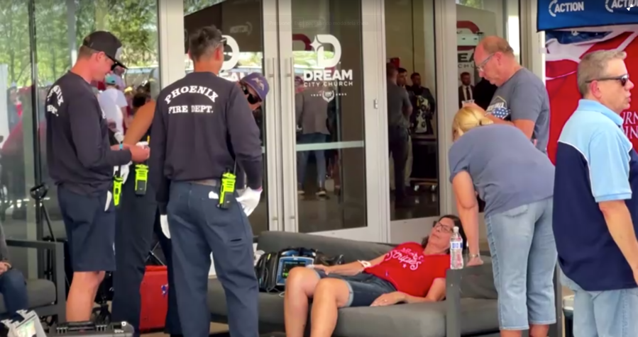 Apoiadores esperam horas na fila para a visita de Trump durante onda de calor de Phoenix /