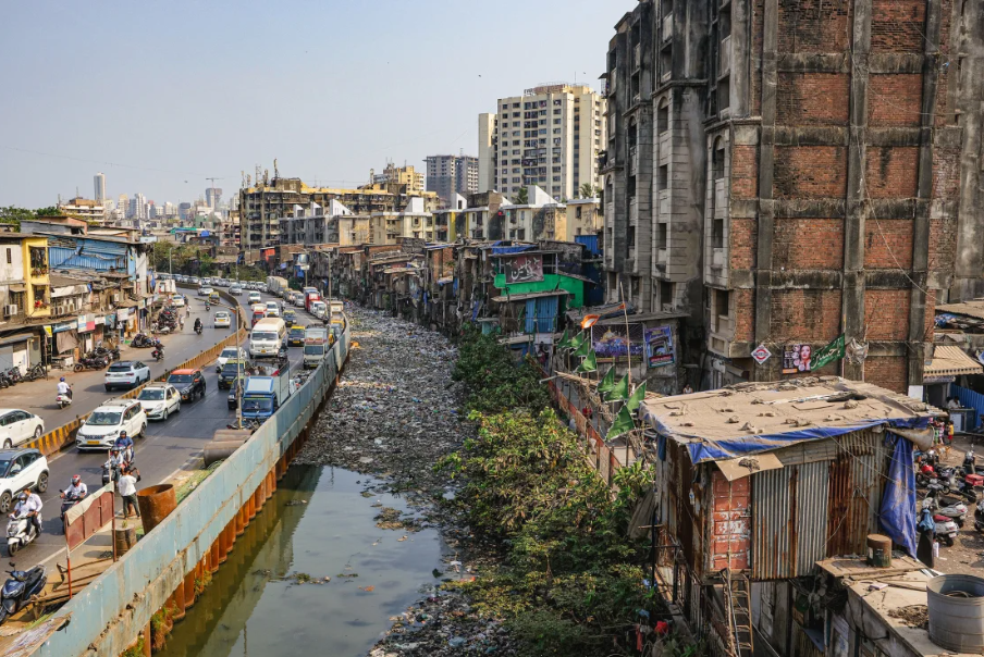 Um canal de drenagem de esgoto cheio de lixo é visto em Dharavi em 18 de abril / Noemi Cassanelli/CNN
