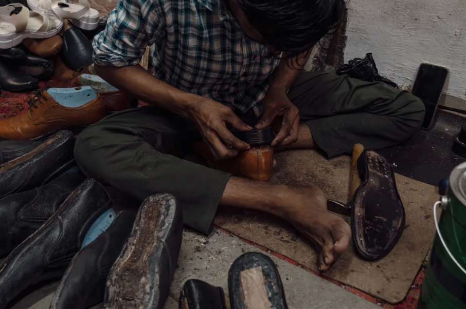 Um homem trabalha na oficina de Shaikh na favela de Dharavi, em 14 de abril / Noemi Cassanelli/CNN
