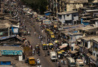 Um dos homens mais ricos do mundo quer transformar a maior favela da Índia