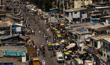 Um dos homens mais ricos do mundo quer transformar a maior favela da Índia