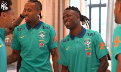 Vini Jr se apresenta à Seleção com novo visual; veja fotos
