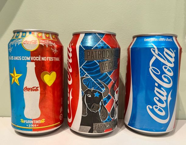 Latinhas personalizadas da Coca-Cola para o Festival de Parintins / Arquivo Pessoal/Patricia Assayag