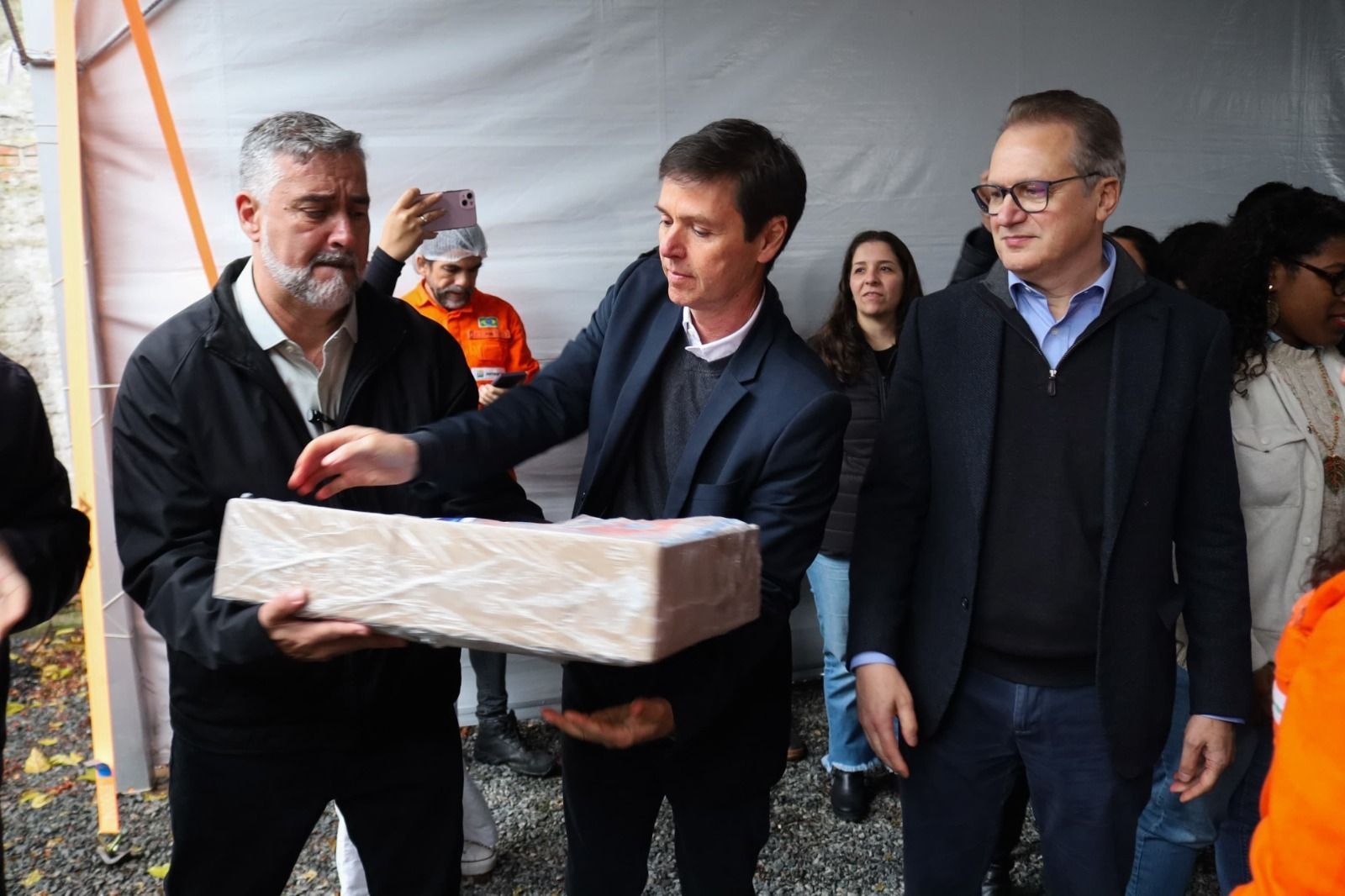 Cerimônia de entrega contou com a presença do CEO global da Companhia, Gilberto Tomazoni, e do presidente da Seara, João Campos, além do ministro extraordinário para Apoio à Reconstrução do Rio Grande do Sul, Paulo Pimenta