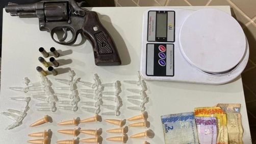 Itens apreendidos após a prisão do suspeito na Bahia
