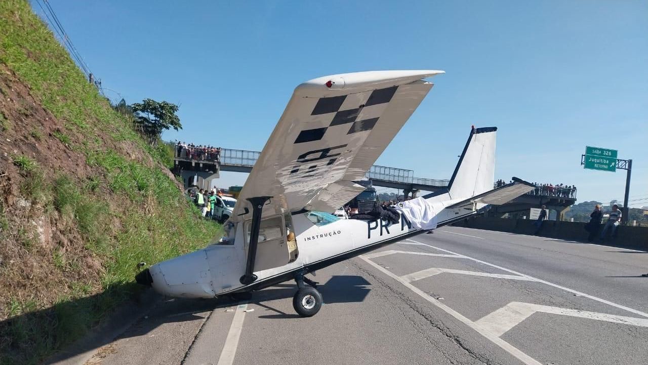Avião de pequeno porte realiza pouso de emergência na Régis Bittencourt