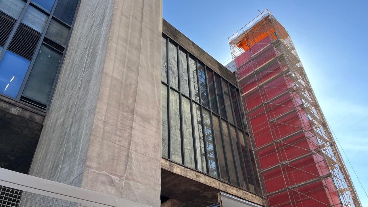 Um dos pilares do Masp já foi repintado na cor vermelha