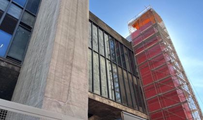 Um dos pilares do Masp já foi repintado na cor vermelha