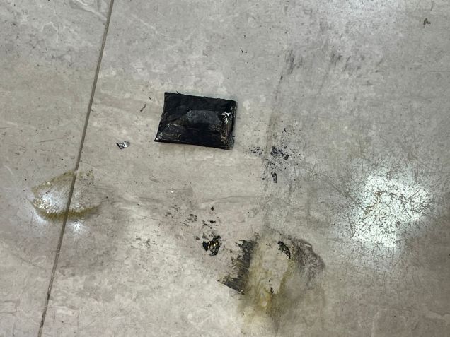 Bateria que foi incendiada durante procedimento de troca / Reprodução