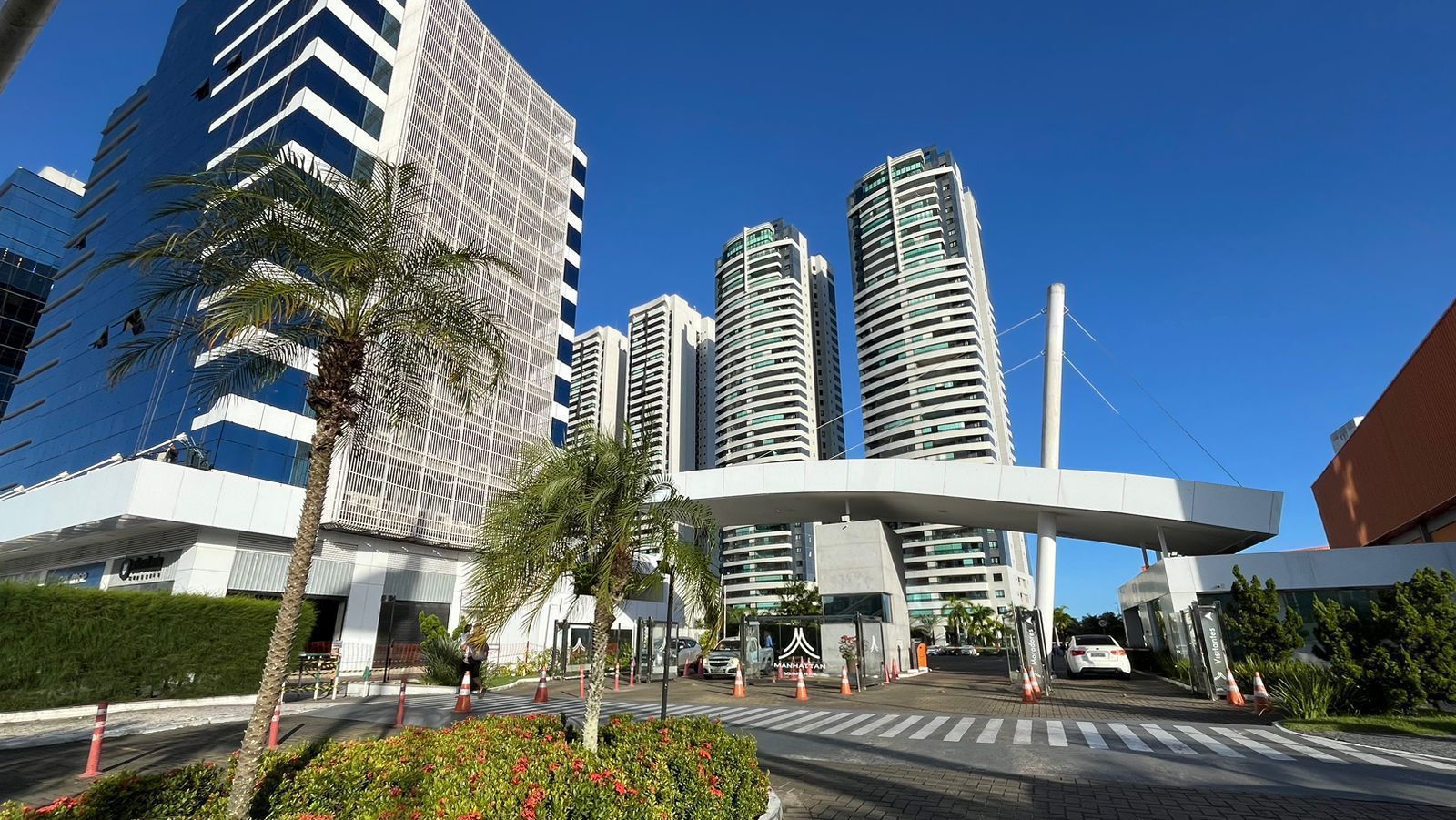 Prédio onde mulher se jogou em Salvador