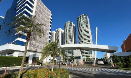 Prédio onde mulher se jogou em Salvador