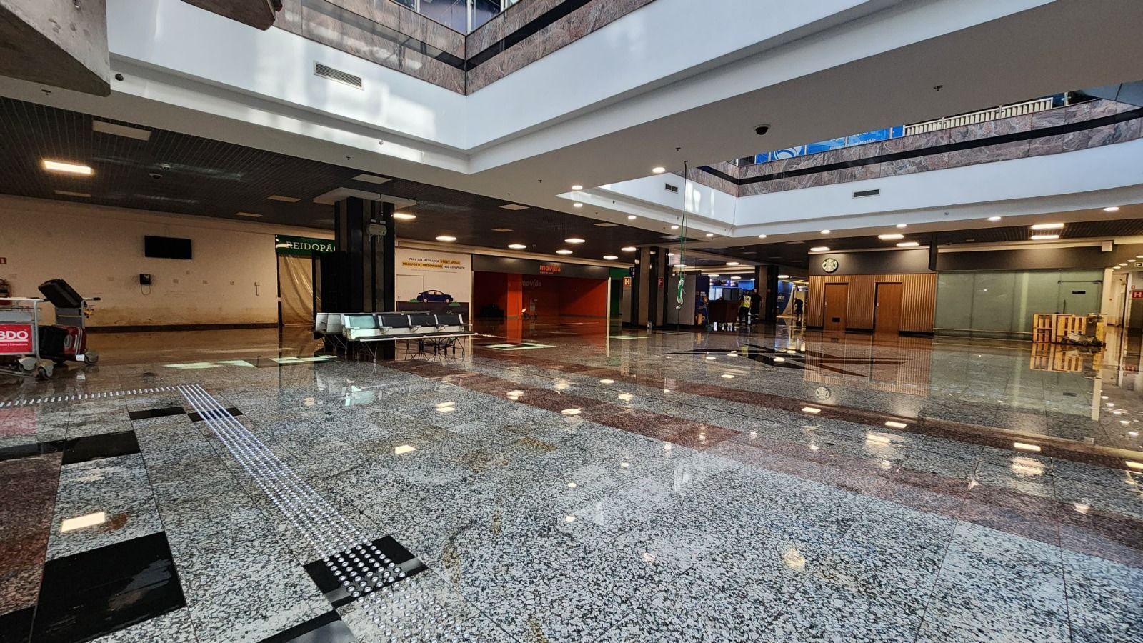 Saguão do aeroporto Salgado Filho, em Porto Alegre (RS), após limpeza