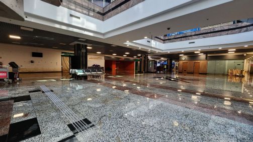 Saguão do aeroporto Salgado Filho, em Porto Alegre (RS), após limpeza