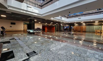 Saguão do aeroporto Salgado Filho, em Porto Alegre (RS), após limpeza