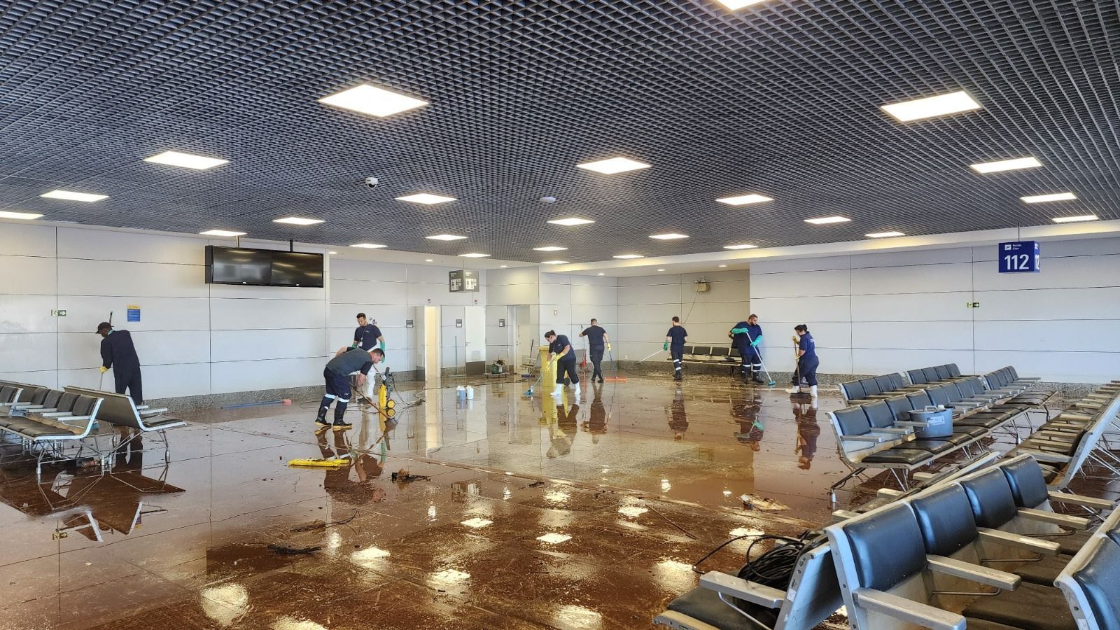 Saguão do aeroporto Salgado Filho, em Porto Alegre (RS), após limpeza