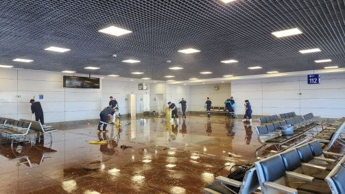 Saguão do aeroporto Salgado Filho, em Porto Alegre (RS), após limpeza