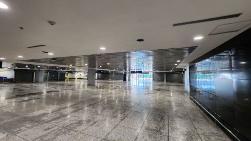 Saguão do aeroporto Salgado Filho, em Porto Alegre (RS), após limpeza