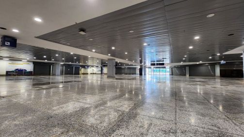 Saguão do aeroporto Salgado Filho, em Porto Alegre (RS), após limpeza