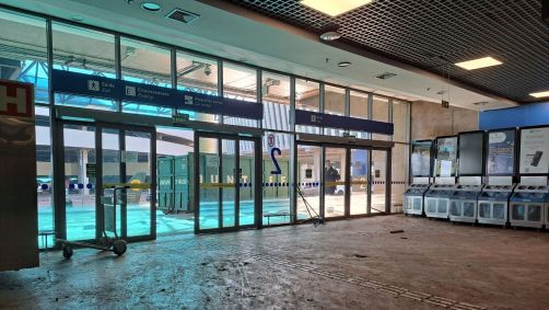 Saguão do aeroporto Salgado Filho, em Porto Alegre (RS), após limpeza