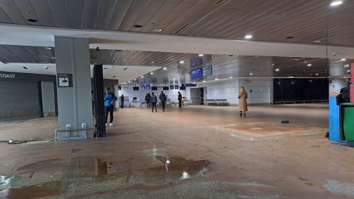 Saguão do aeroporto Salgado Filho, em Porto Alegre (RS), após limpeza