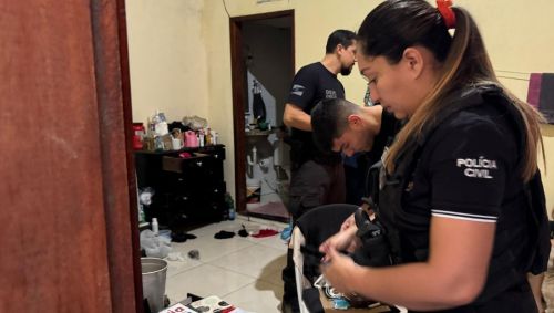 Policiais civis durante operação contra casal que criava chaves Pix falsas para vítimas das enchentes no RS