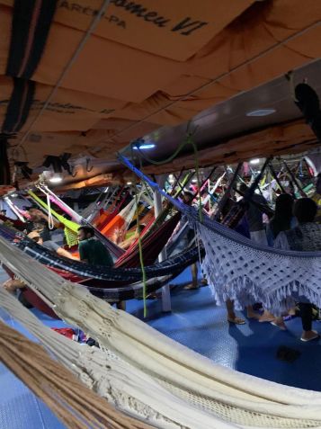 Passageiros viajam em redes nos barcos pelos rios do Amazonas / Felipe Andrade/CNN