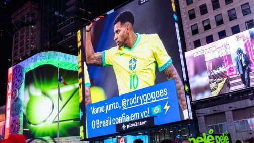 Rodrygo ganha mensagem de apoio em telão na Times Square, nos Estados Unidos