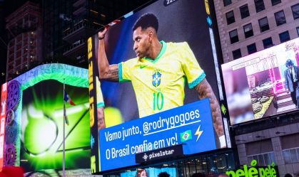 Rodrygo ganha mensagem em telão da Times Square; vídeo